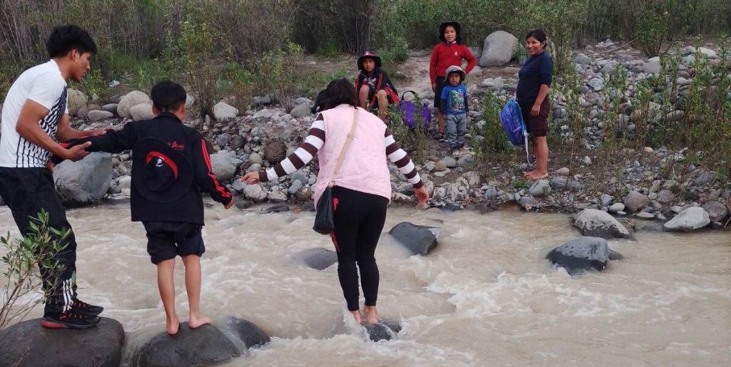 Menores de Mollebaya cruzan el río Machaguay para llegar al colegio Corazón de Jesús en Socabaya