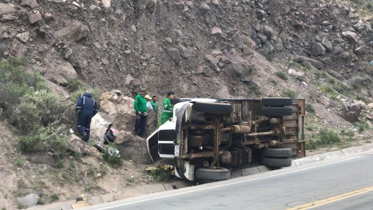 Compactadora de basura de la Municipalidad de Paucarpata sufre accidente de tránsito camino al relleno sanitario de Quebrada Honda