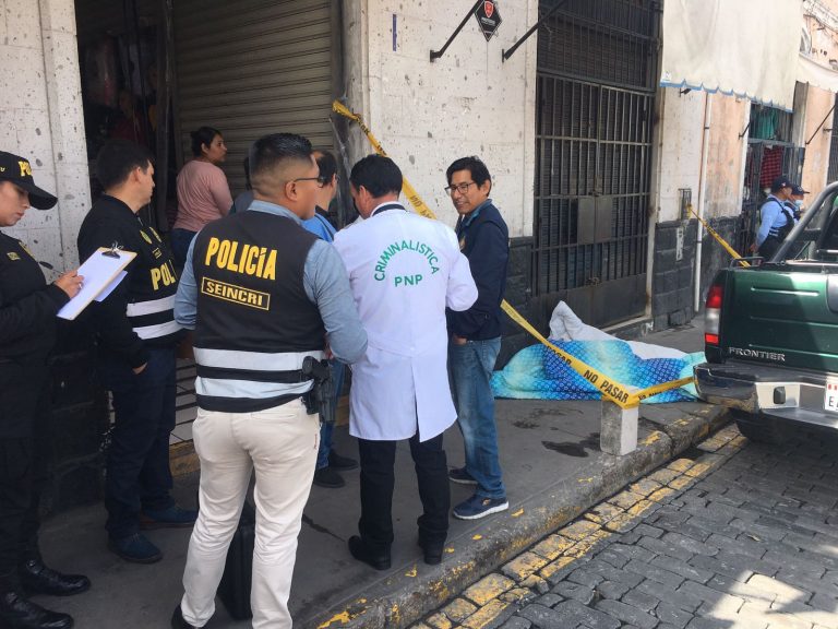 Hallan el cadáver de un varón en la intersección de la calle Perú con San Camilo