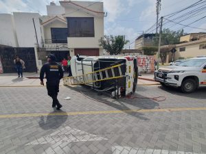 Cerro Colorado: Camioneta terminó recostada luego de impactar contra otro vehículo