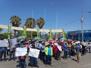 Pobladores de varias asociaciones de Majes realizan plantón en el frontis de la Municipalidad por corte de agua