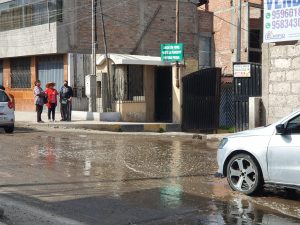 Cerro Colorado: Vecinos de Río Seco se muestran molestos por agua contaminada que cae de la plataforma comercial