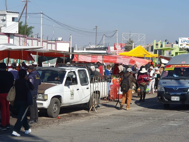 Cerro Colorado: Comerciantes ambulantes continúan ocupando paraderos en Río Seco