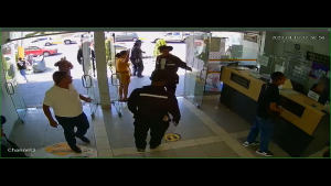 Miraflores: Extranjeros intervenidos por trabajar en espacios públicos llegaron hasta la Municipalidad para amenazar de muerte a serenos (VIDEO)