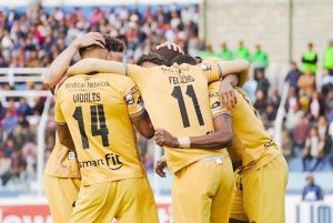 Celebraciones de Cusco FC tras lograr el triunfo en Tarma.