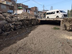 Paucarpata: Vecinos de Pozo Negro viven entre cúmulos de tierra y el puente está a punto de taparse