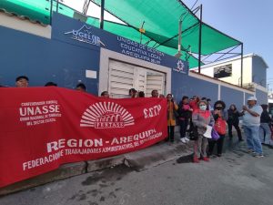 Trabajadores administrativos del sector educación exigen mejores condiciones laborales