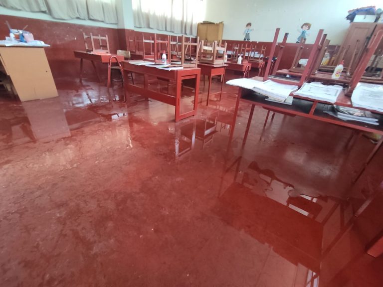 Socabaya: Aulas del colegio Néstor Cáceres Velásquez se inundan tras fuertes lluvias