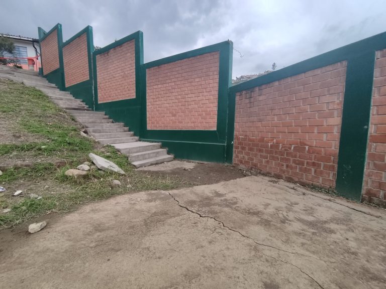Paucarpata: Cerco perimétrico del colegio Virgen del Carmen está en riesgo de colapsar por fuertes lluvias