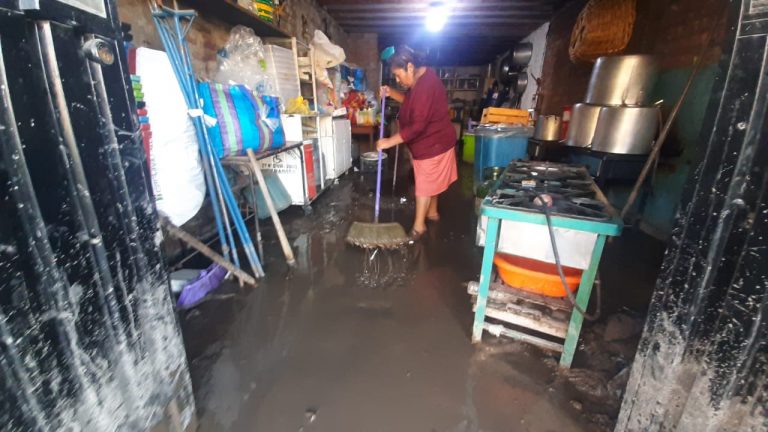 Vecinos de Pozo Negro solicitan ayuda a las autoridades luego de que sus viviendas quedaran inundadas tras huaico
