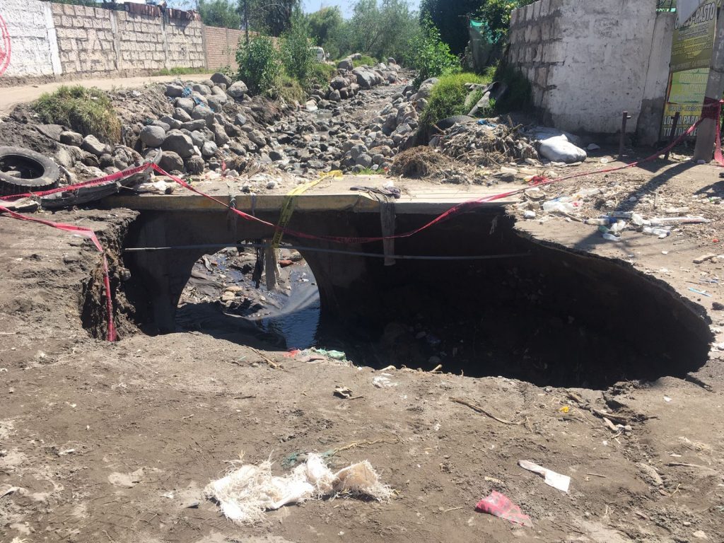 Puente de la av. La Amistad colapsa y los vecinos exigen apoyo de las autoridades