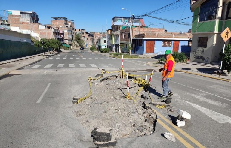 Paucarpata: Sedapar cambia tubería pero deja enorme forado en la av. Che Guevara