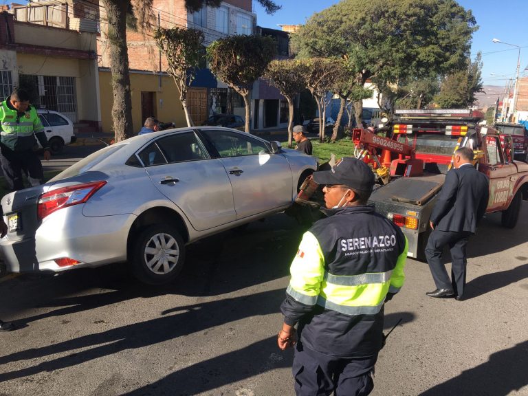 Patrullero de Serenazgo de Miraflores protagoniza accidente de tránsito en la av. Goyeneche