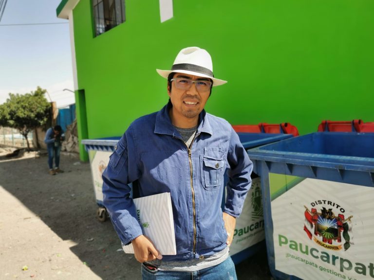 Paucarpata: Regidor pide informe sobre la colocación de stickers en contenedores de basura