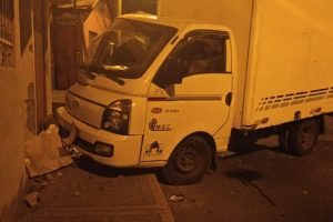 Socabaya: Furgoneta se estrelló contra vivienda en la avenida Salaverry