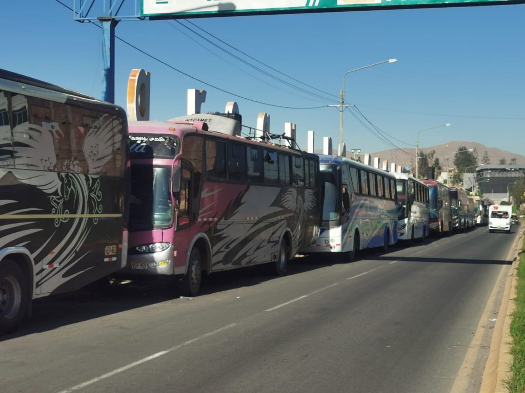 Buses forman largas filas para transportar a los fieles al santuario de Chapi