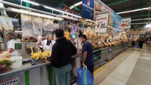 ¡Baja el precio del pollo! Comerciantes aseguran que seguirá en descenso