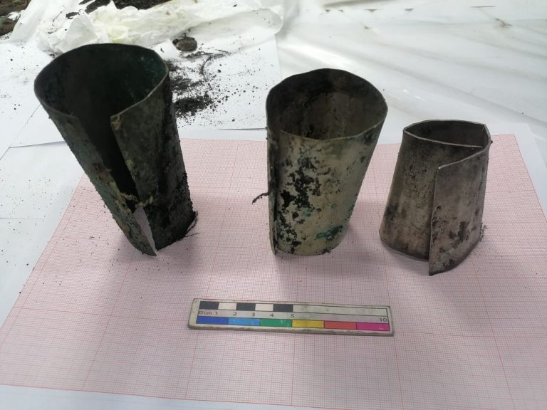 Cusco: Hallan brazaletes metálicos dentro de vasos ceremoniales en un sitio arqueológico