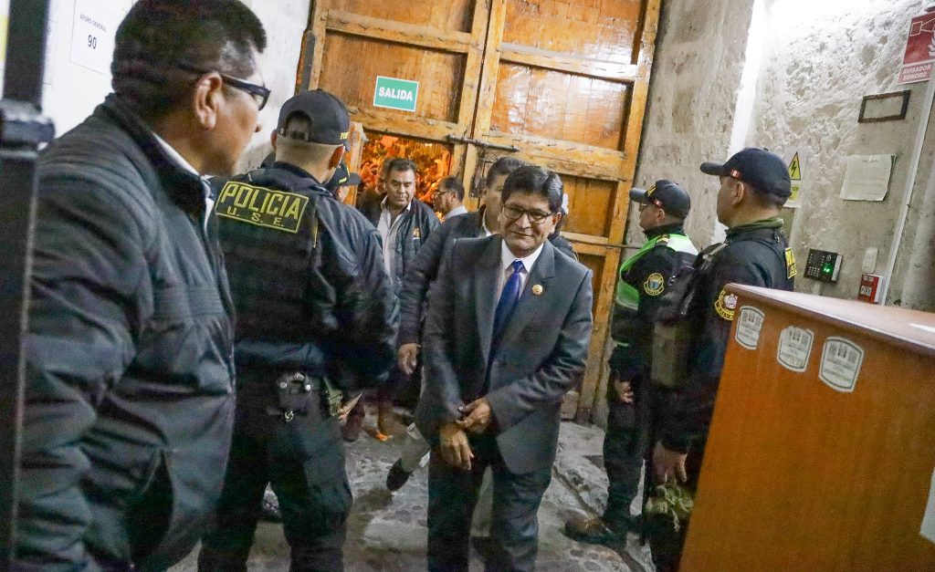 El gobernador regional, llegó hasta el Consejo Regional de Arequipa para hacer su descargo sobre los presuntos actos de corrupción.