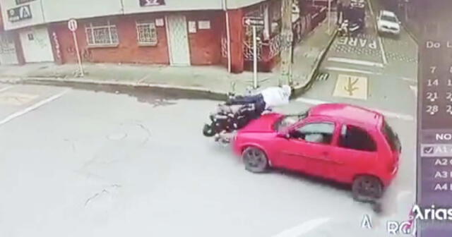 Ladrón intentó huir en una moto, pero fue embestido por un auto y luego lo lincharon