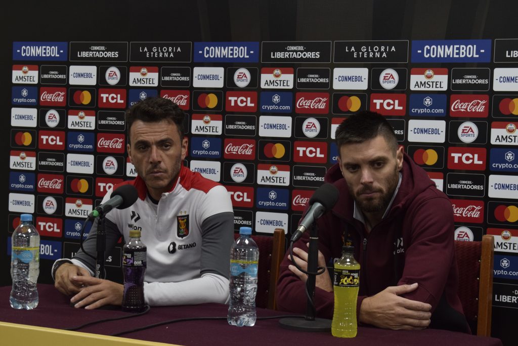 Mariano Soso y Leonel Galeano en conferencia de prensa luego de la derrota en Copa Libertadores.