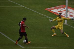 Bernardo Cuesta de cara al arco de Sport Boys.
