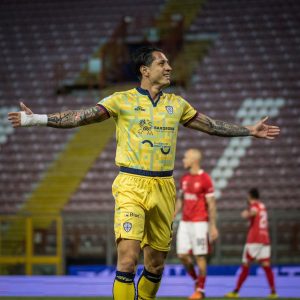 Gianluca Lapadula celebrando su doblete en la Serie B de Italia.