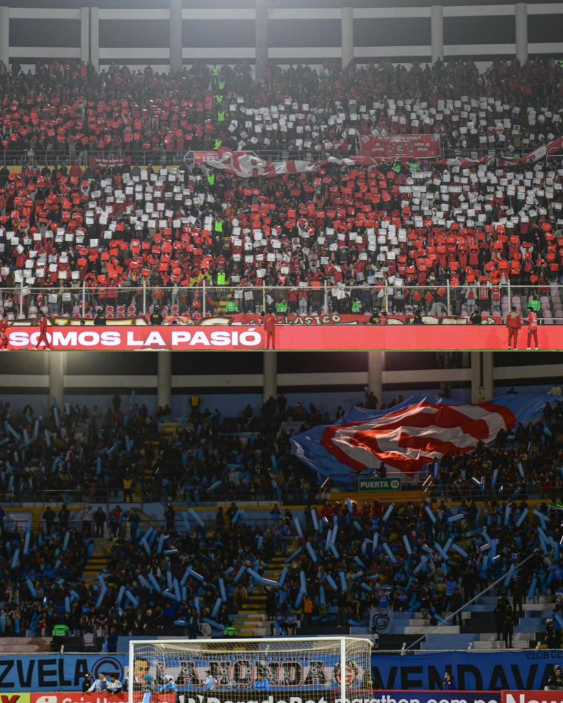 Hinchadas de ambos equipos pintaron de colores el 'Clásico Cusqueño'.