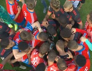 Futbolistas del Bayern de Múnich esperando el final del duelo del Dortmund para poder celebrar el título de la Bundesliga.