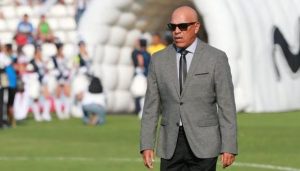 Roberto Mosquera dirigiendo a Royal Pari.