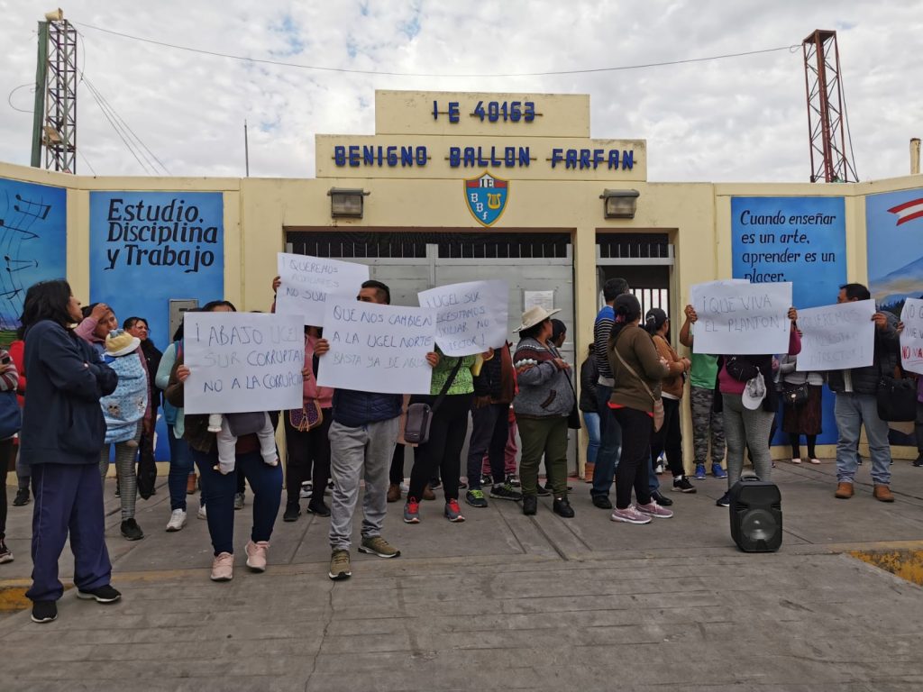 Paucarpata: Padres de familia del colegio Benigno Ballón Farfán protestan en contra de nueva directora