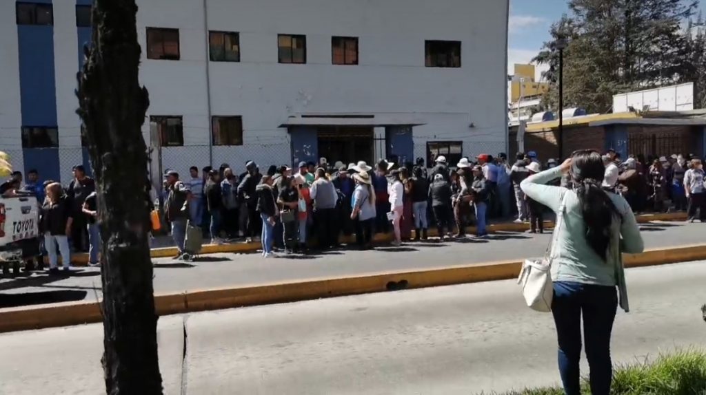 Familiares de mineros fallecidos al exterior de la morgue de Arequipa.
