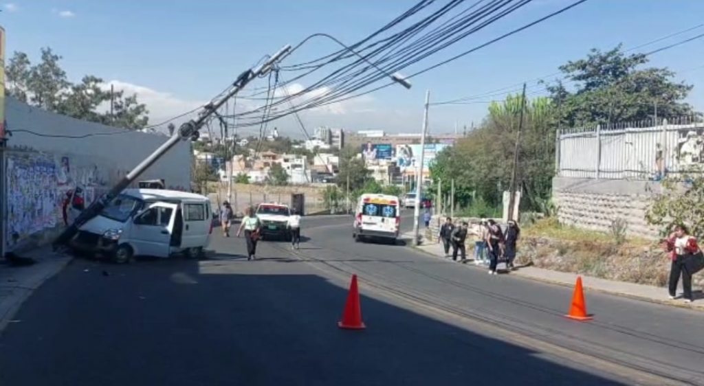 Vehículo chocó contra un poste en el puente San Martín