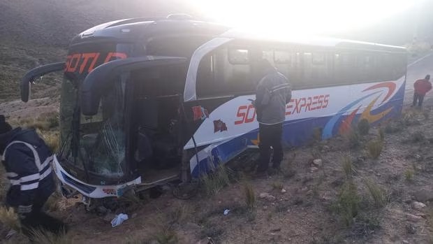 Pudo ser fatal: Bus interprovincial chocó contra un cerro en Castilla