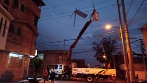 Calamina cae sobre línea de alta tensión y deja sin servicio de energía eléctrica a varias zonas de tres distritos