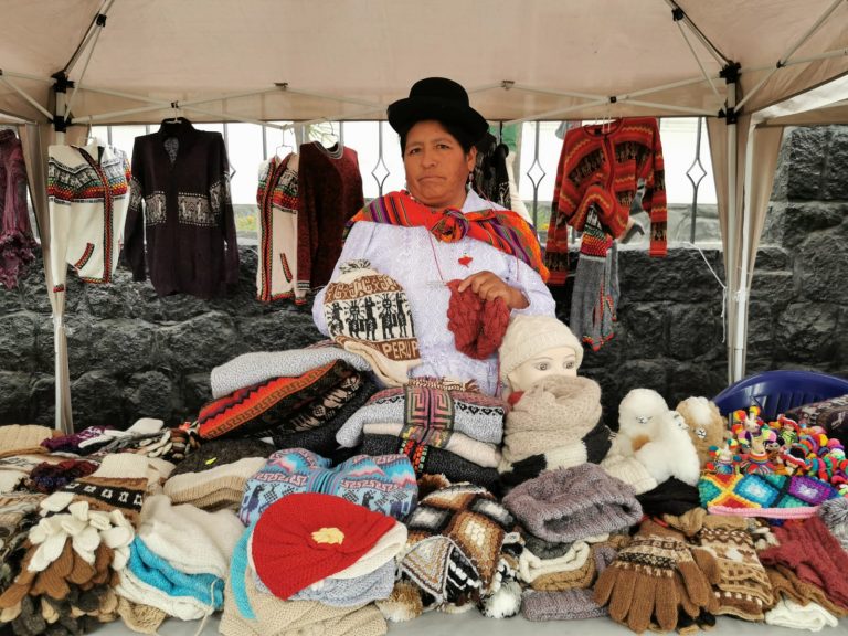 Madres artesanas de Pampa Cañahuas emprenden proyectos de tejidos para sacar adelante a sus familias.
