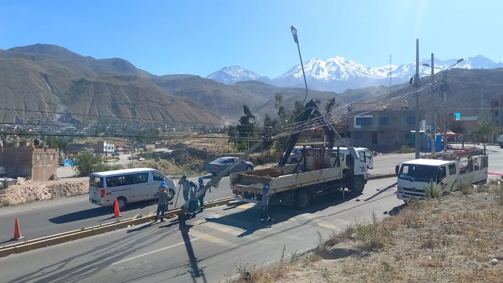 Cerro Colorado: Vehículo chocó contra poste en la av. 54 y se dio a la fuga