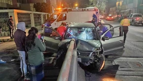 Auto choca contra separador de bypass de la avenida Los Incas y deja dos heridos