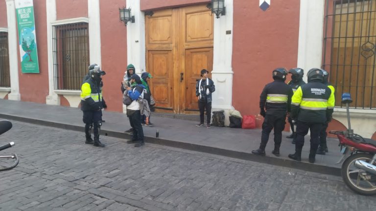 Intervinieron a hinchas del Atlético Nacional que realizaron pintas en el Centro Histórico de Arequipa 