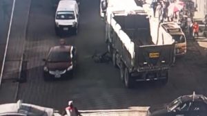 Niño de cinco años murió tras ser atropellado por un volquete, el conductor está prófugo (VIDEO)