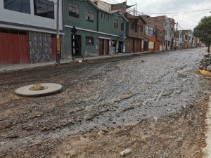 Miraflores: Vecinos denuncian que Sedapar no atiende rotura de tubería desde hace un día