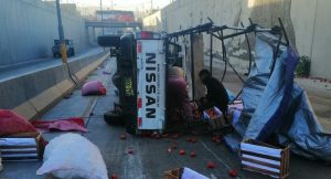 Camioneta con tomates terminó volcada en la Variante de Uchumayo