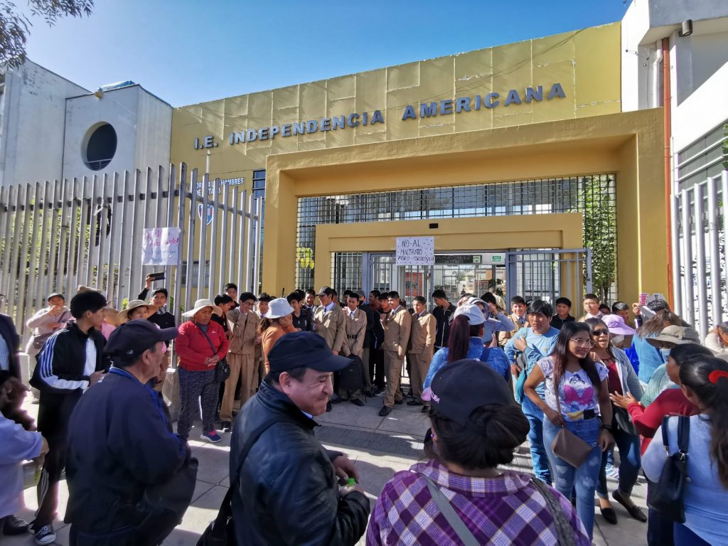 Padres de familia del colegio Independencia Americana se oponen al retorno de una docente acusada de maltrato