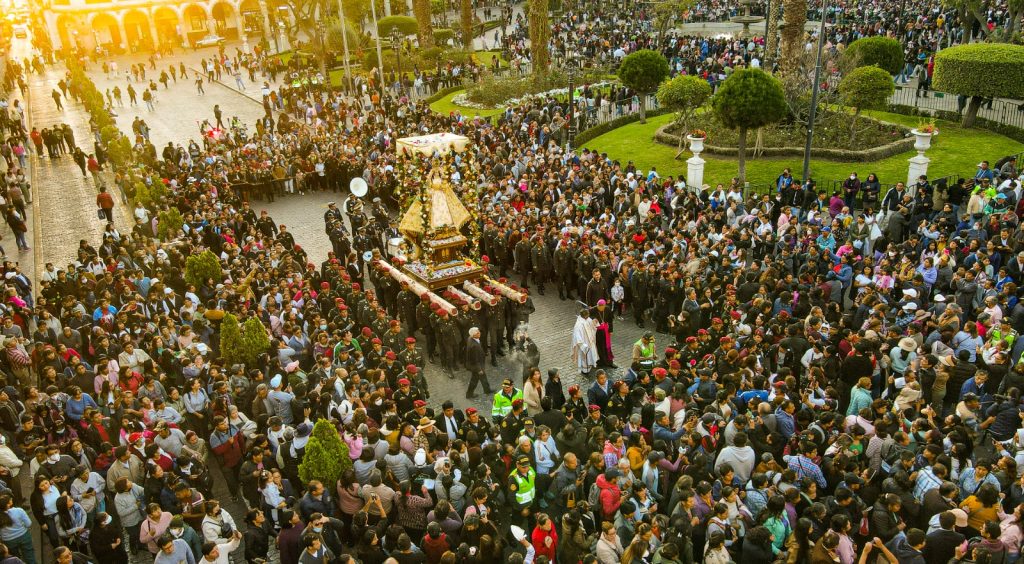 Miles de fieles acompañaron a la imagen de la Virgen de Chapi FOTO: Diego Ramos