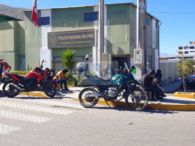 Familiares de víctimas del accidente en carretera Arequipa-Yura llegaron a la comisaría Ciudad de Dios para recoger pertenecias de sus parientes