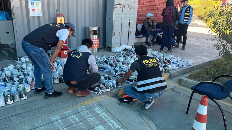 Incautan más de 17 sacos de zapatillas de contrabando en el Avelino Cáceres