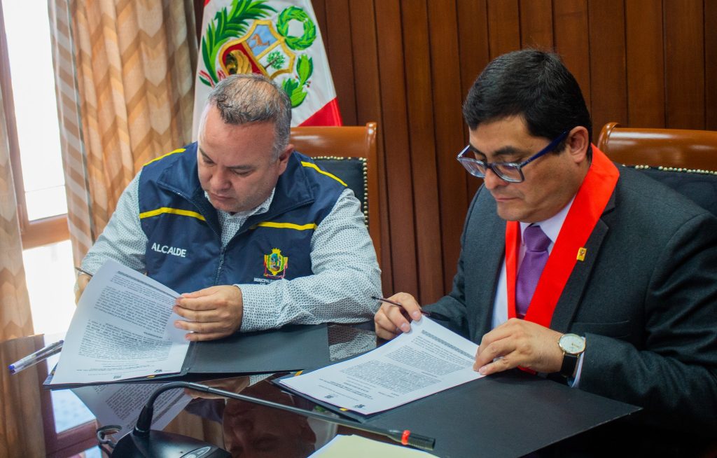 Alcalde de Sachaca firma compromiso para instalar botón de pánico FOTO: Municipalidad de Sachaca