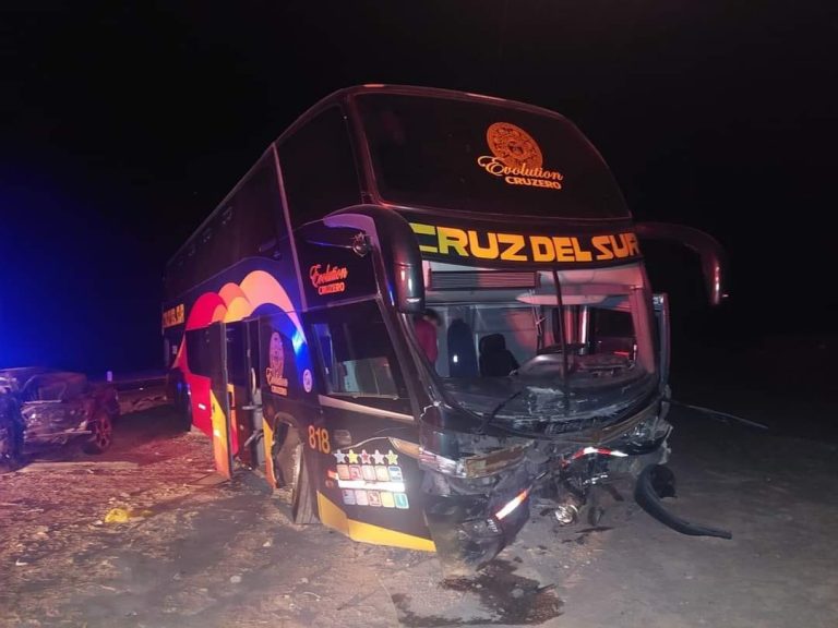 Choque frontal entre bus interprovincial y auto deja a un policía muerto en la Panamericana Sur