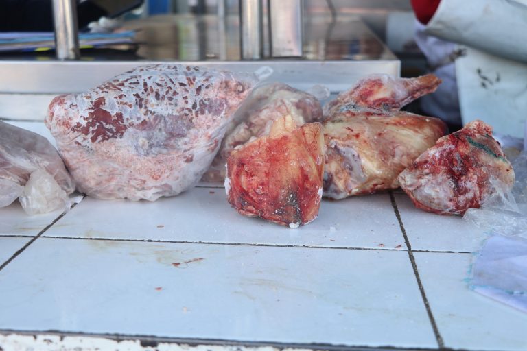 Cerro Colorado: Hallan 50 kilos de carne en estado de descomposición en mercados informales de la vía Evitamiento