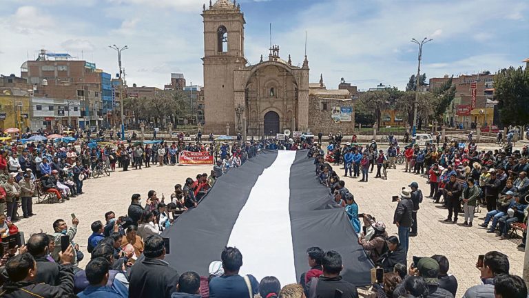 Día de la Bandera: Gremios de Puno izarán bandera negra y blanca este 7 de junio